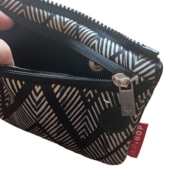 Skip Hop Black & White Chevron Pattern Small Zipper Coin Card Pouch - Picture 2 of 5